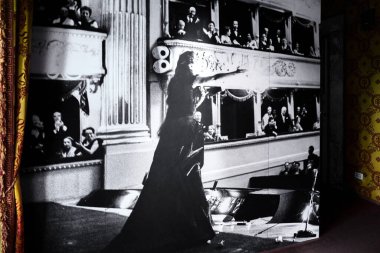 Milan, İtalya - 24.04.2024: Teatro alla Scala Maria Callas 'a adanmış yeni Fantasmagoria Callas sergisini sunar. Zarif opera sanatçısıyla klasik tiyatro sahnesi.