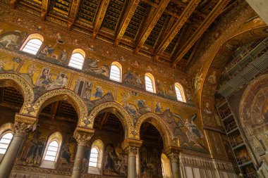 Monreale, İtalya - 25 Temmuz 2024: Monreale katedrali, karmaşık mozaiklerin, uzun kemerli sütunların, sunağın arkasındaki büyük dini sanat eserlerinin detaylı görünümü. İncil sahneleri