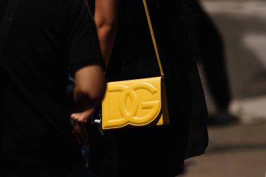 Milan, İtalya - 17 Haziran 2023: Kadın Dolce Gabbana çantası giyiyor, sokak tarzı detaylar, moda kıyafeti ayrıntıları.