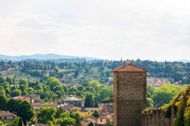 Toscana 'nın panoramik ve güzel kırsal manzarası. İtalya 'da yeşil tarlalar ve çayırlar.
