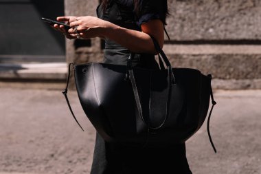 Milan, İtalya - 19 Haziran 2023: Kadın Polene çantası giyiyor, moda blogcusu kıyafetleri, sokak tarzı.