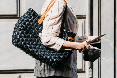 Milan, İtalya - 27 Haziran 2022: Deri Ermanno Scervino marka omuz çantası giyen kadın. Moda blogcusu kıyafet detayları, sokak tarzı