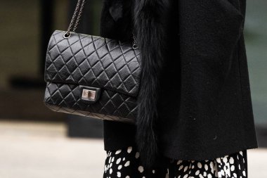 Paris, Fransa - 24 Ocak 2024: Kadın Chanel çanta giyiyor, sokak tarzı detaylar, moda kıyafeti ayrıntıları.