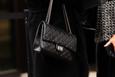 Paris, Fransa - 24 Ocak 2024: Kadın Chanel çanta giyiyor, sokak tarzı detaylar, moda kıyafeti ayrıntıları.