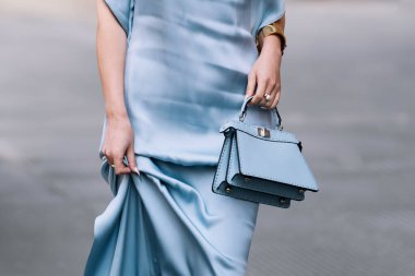 Milan, İtalya - 21 Şubat 2024: Kadın Fendi Peekaboo çantası giyiyor, moda blogcusu kıyafeti ayrıntıları, sokak tarzı.