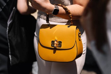 Milan, İtalya - 16 Haziran 2023: Kadın Gucci çanta, moda blogcusu kıyafet ayrıntıları, sokak tarzı