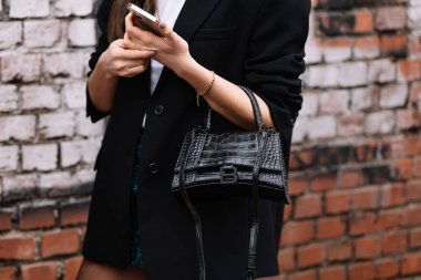 Milan, İtalya - 22 Şubat 2023: Balenciaga omuz çantası takan kadın. Moda blogcusu kıyafet detayları, sokak tarzı