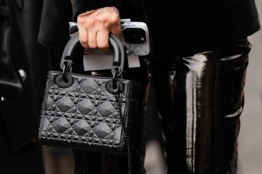 Milan, İtalya - 24 Ocak 2024: Kadın kadın çanta giyiyor, sokak tarzı detaylar, moda kıyafeti ayrıntıları..