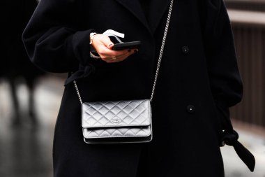 Paris, Fransa - 24 Ocak 2024: Kadın Chanel çanta giyiyor, sokak tarzı detaylar, moda kıyafeti ayrıntıları.