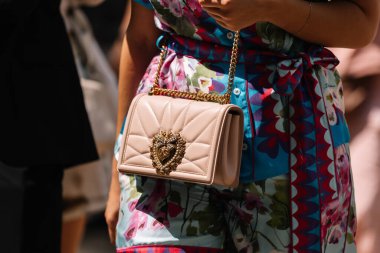 Milan, İtalya - 17 Haziran 2023: Kadın Dolce Gabbana çantası giyiyor, sokak tarzı detaylar, moda kıyafeti ayrıntıları.