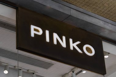 Milan, İtalya - Nisan 08, 2025: Pinko alışveriş merkezindeki mağaza tabelasını aydınlattı. Modern moda markalaşma ve tabela görünümü.
