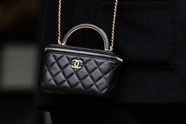 Paris, Fransa - 24 Ocak 2024: Kadın Chanel çanta giyiyor, sokak tarzı detaylar, moda kıyafeti ayrıntıları.