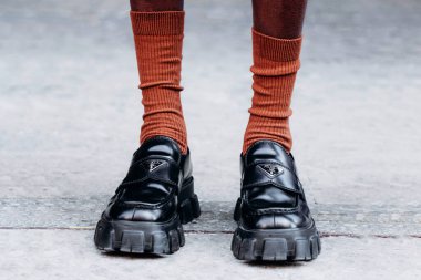 Milan, İtalya - 16 Ocak 2023: Prada mocassini giyen adam. Moda blogcusu kıyafet detayları, sokak tarzı