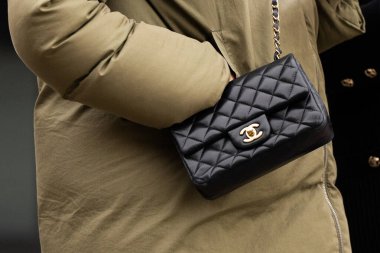 Paris, Fransa - 24 Ocak 2024: Kadın Chanel çanta giyiyor, sokak tarzı detaylar, moda kıyafeti ayrıntıları.