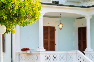 Ön bahçesinde ağaçlar, çağdaş ev girişi, İtalya 'da otel, mimari detay olan mavi bina cephesi.