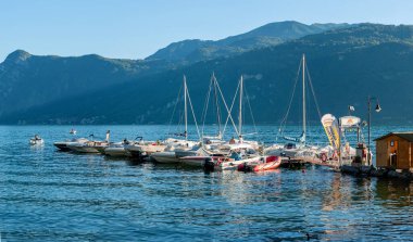 İskele ve tekneler Como Gölü 'ndeki marinaya demirledi. Como, Lombardy, Kuzey İtalya limanında.