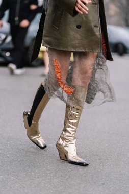 Milan, İtalya - 23 Şubat 2023: Prada Symbole çanta giyen kadın, kırmızı Cleo çanta ve diz boyu aynalı deri çizmeler. Moda blogcusu kıyafet detayları, sokak tarzı