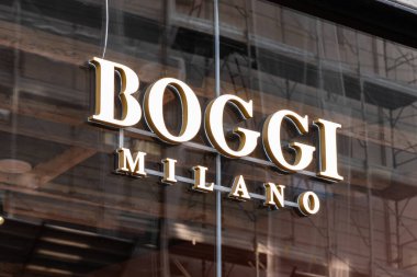 Milan, İtalya - Nisan 08, 2025: Boggi Milano vitrindeki logoyu aydınlattı. İtalyan erkek giyim markası şehir perakende moda bölgesinde sergileniyor.