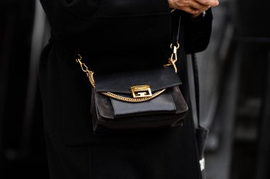 Milan, İtalya - 22 Şubat 2024: Kadın Givenchy marka çanta giyer, moda blogcusu kıyafeti ayrıntıları, sokak tarzı