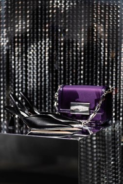 Milan, İtalya - 25 Şubat 2023: Jimmy Choo çantası ve yüksek topuklu ayakkabılar podyum vitrininde, kadın aksesuarlar mağazada sergileniyor