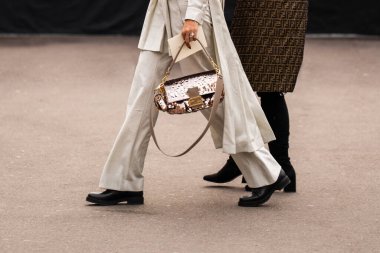 Milan, İtalya - 13 Ocak 2024: Kadın Fendi baget çantası giyiyor, moda blogcusu kıyafeti ayrıntıları, sokak tarzı.