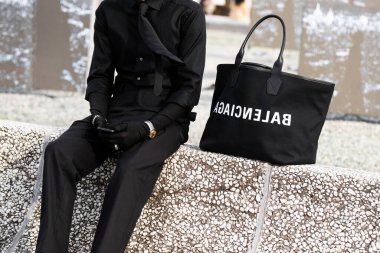 Milan, İtalya - 10 Ocak 2024: Adam Balenciaga jumbo çanta giyiyor, sokak tarzı detaylar, moda kıyafeti ayrıntıları