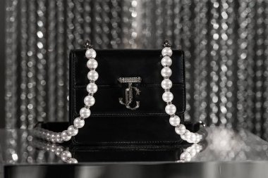 Milan, İtalya - 25 Şubat 2023: Jimmy Choo çanta podyum vitrininde, kadın aksesuarlar mağazada.