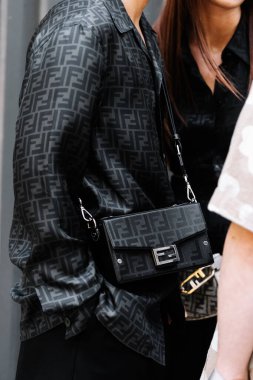Milan, İtalya - 18 Haziran 2022: Fendi omuz çantası giyen adam. Moda blogcusu kıyafet detayları, sokak tarzı