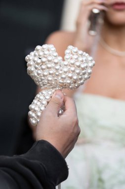 Paris, Fransa - 24 Ocak 2024: Adamın elinde Jean Paul Gaultier aksesuarı, moda blogcusu kıyafetleri, sokak tarzı