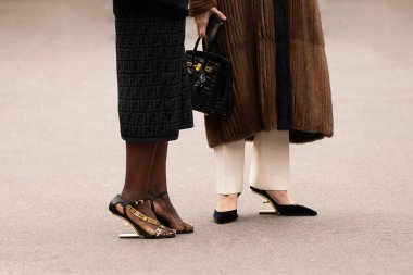 Paris, Fransa - 29 Şubat 2024: Kadın Hermes Kelly çantası giyiyor, moda blogcusu kıyafetleri, sokak tarzı.
