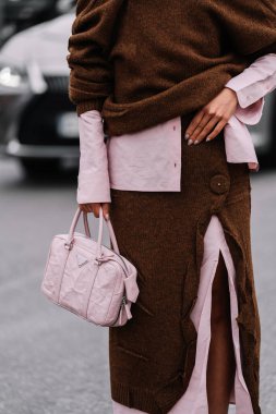 Milan, İtalya - 23 Şubat 2023: Pembe Prada Nappa Antika çanta giyen kadın. Moda blogcusu kıyafet detayları, sokak tarzı