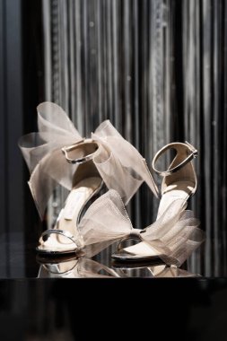 Milan, İtalya - 25 Şubat 2023: Jimmy Choo yüksek topuklu ayakkabılar podyum vitrininde, kadın aksesuarlar mağazada.