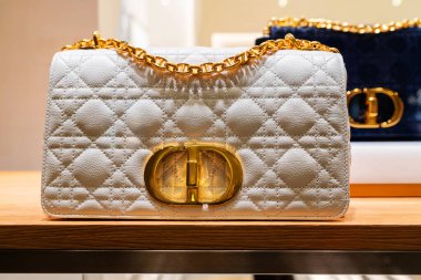 Milan, İtalya - 31 Ağustos 2022: Mağaza podyumunda Dior Lady çantası, sokak tarzı ayrıntılar, moda kıyafeti ayrıntıları