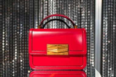 Milan, İtalya - 25 Şubat 2023: Jimmy Choo çanta podyum vitrininde, kadın aksesuarlar mağazada.