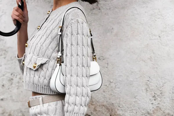 Milan, İtalya - 22 Şubat 2024: Kadın Prada Cleo çanta, moda blogcusu kıyafet ayrıntıları, sokak tarzı