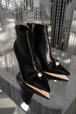 Milan, İtalya - 25 Şubat 2023: Podyum gösterisinde Jimmy Choo ayakkabıları, mağazada kadın aksesuarları.