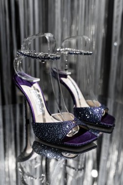 Milan, İtalya - 25 Şubat 2023: Jimmy Choo yüksek topuklu ayakkabılar podyum vitrininde, kadın aksesuarlar mağazada.