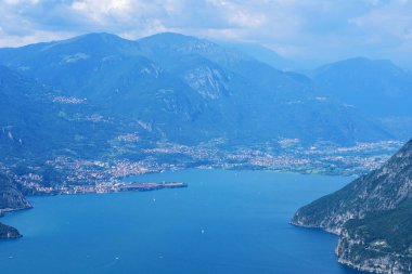 Dağ manzarası, yaz sabahları pitoresk dağ gölü, büyük bir manzara, dağın tepesinden şehir manzaralı muhteşem göl manzarası. Iseo, İtalya
