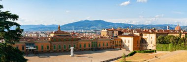 Floransa 'daki Boboli Garden' dan Palazzo Pitti 'nin panorama manzarası ve sağda Santa Maria del Fiore Katedrali. İtalya