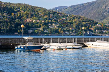 İskele ve tekneler Como Gölü 'ndeki marinaya demirledi. Como, Lombardy, Kuzey İtalya limanında.