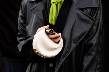 Milan, İtalya - 21 Şubat 2024: Kadın Fendi Berduş çantası giyiyor, moda blogcusu kıyafetleri, sokak tarzı.