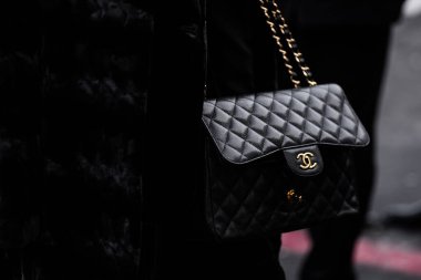 Paris, Fransa - 24 Ocak 2024: Kadın Chanel çanta giyiyor, sokak tarzı detaylar, moda kıyafeti ayrıntıları.