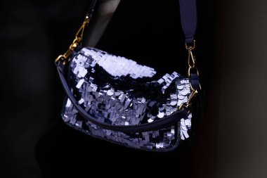 Paris, Fransa - 25 Ocak, 2024: Kadın Fendi baget çantası giyiyor, moda blogcusu kıyafeti ayrıntıları, sokak tarzı.
