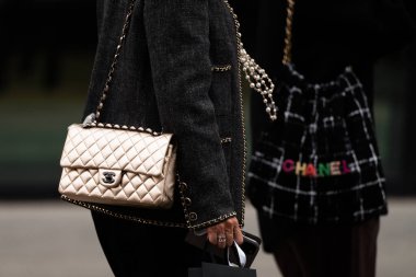 Paris, Fransa - 24 Ocak 2024: Kadın Chanel çanta giyiyor, sokak tarzı detaylar, moda kıyafeti ayrıntıları.