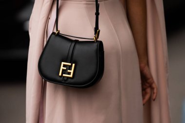 Milan, İtalya - 21 Şubat 2024: Kadın Fendi çantası giyiyor, moda blogcusu kıyafetleri, sokak tarzı.