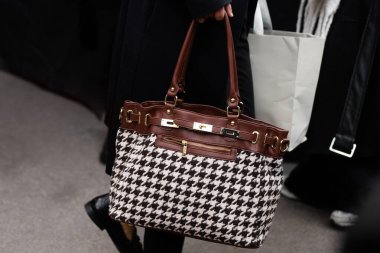 Paris, Fransa - 29 Şubat 2024: Kadın Hermes Kelly çantası giyiyor, moda blogcusu kıyafetleri, sokak tarzı.