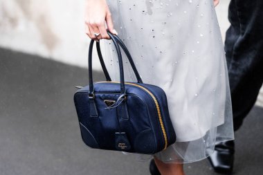 Milan, İtalya - 22 Şubat 2024: Kadın Prada çanta giyiyor, moda blogcusu kıyafetleri, sokak stili