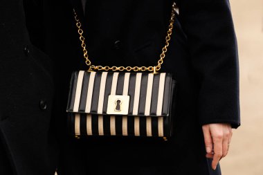 Paris, Fransa - Ocak 22, 2024: Kadın Schiaparelli Schiap marka çanta giyiyor, moda blogcusu kıyafetleri giyiyor, sokak tarzı.