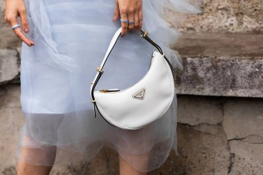 Milan, İtalya - 22 Şubat 2024: Kadın Prada Arque çanta giyiyor, moda blogcusu kıyafet ayrıntıları, sokak tarzı.