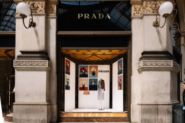 Milan, İtalya - 24.04.2024: Kadın giyim mağazasının vitrini olan Galleria Vittorio Emanuele, Milano 'nun merkezindeki alışveriş galerisinde bulunan Prada mağazası vitrini